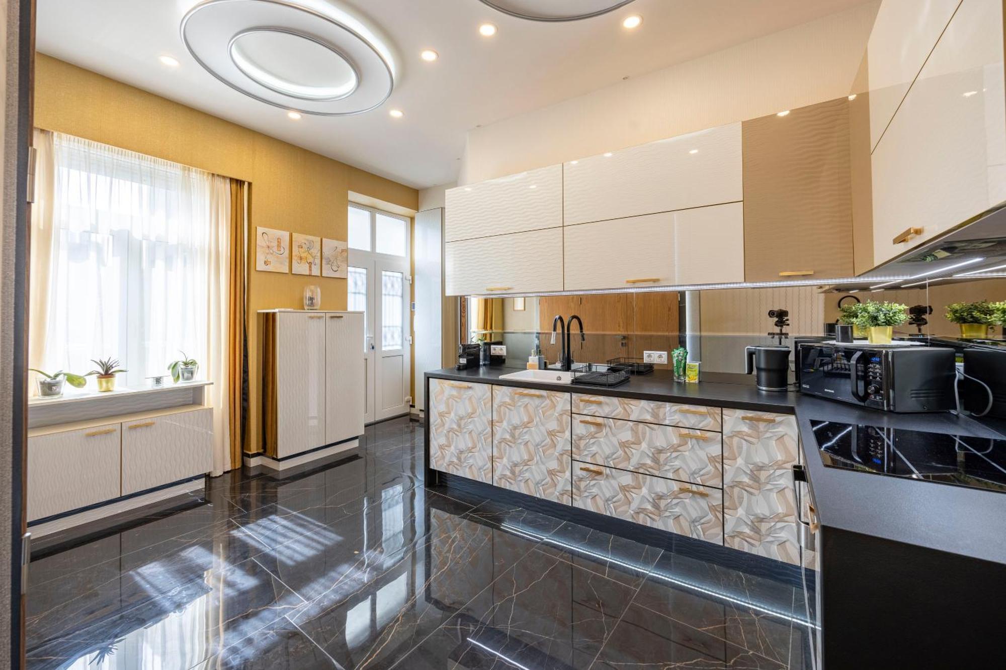 Luxury Royal Central Apartment By Prestige Homes Budapest Esterno foto